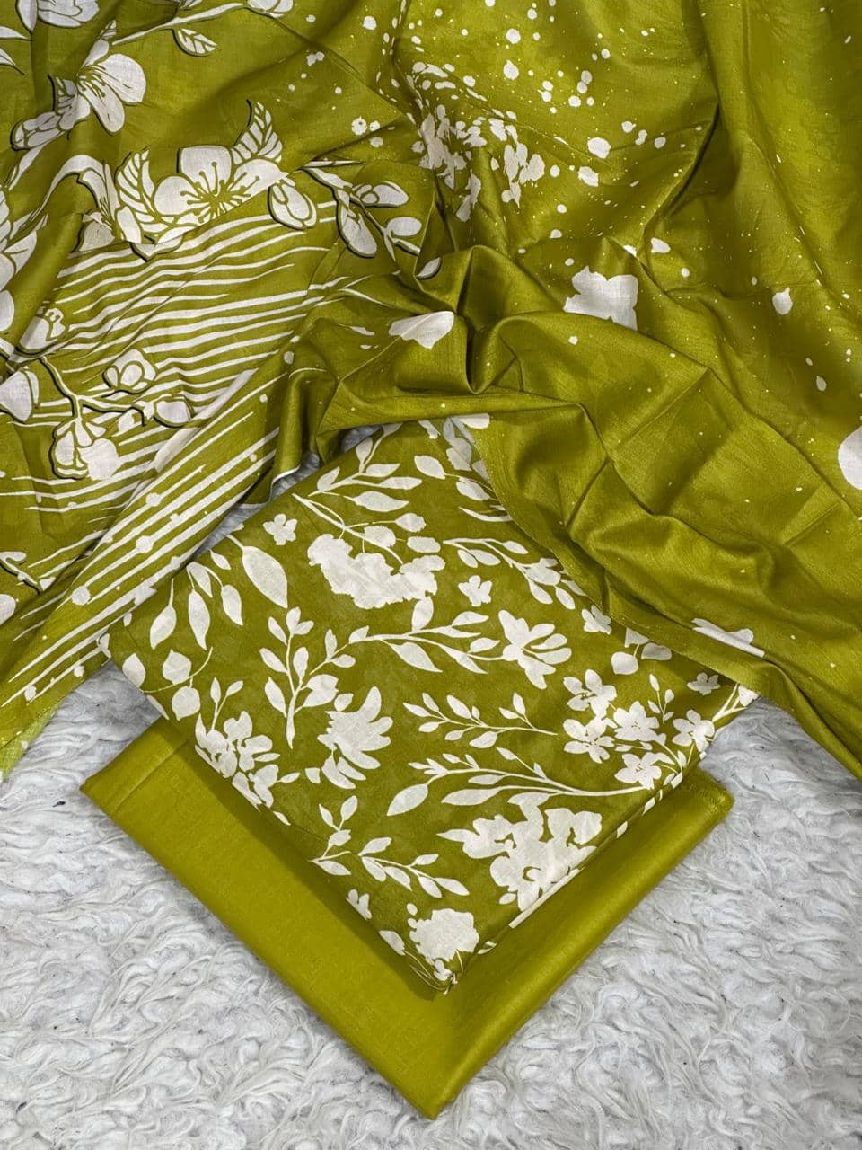Alkaram digital printed lawn 3-piece unstitched suit with printed dupatta and dyed trouser summer collection 2026 multiple colors pakistan