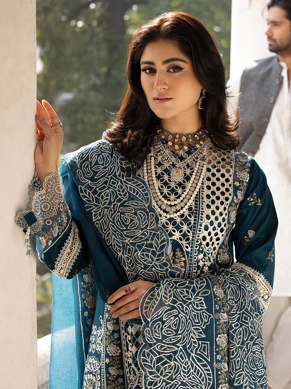 Luxury embroidered lawn 3 piece suit with khaddi net dupatta